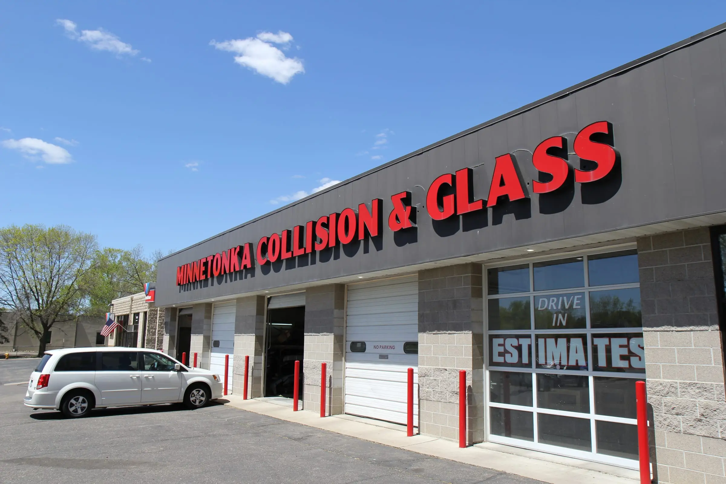 Minnetonka Collision & Glass on Highway 55 in Plymouth